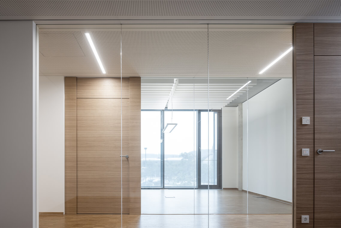 Distler Architketen Neubau Büro- und Praxisgebäude W19 Glaswand