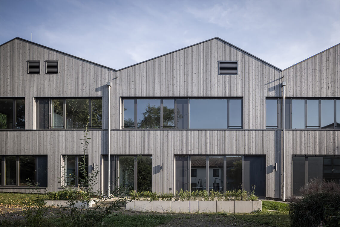 Die Holzfassade der JURA Werktstätten in Neumarkt
