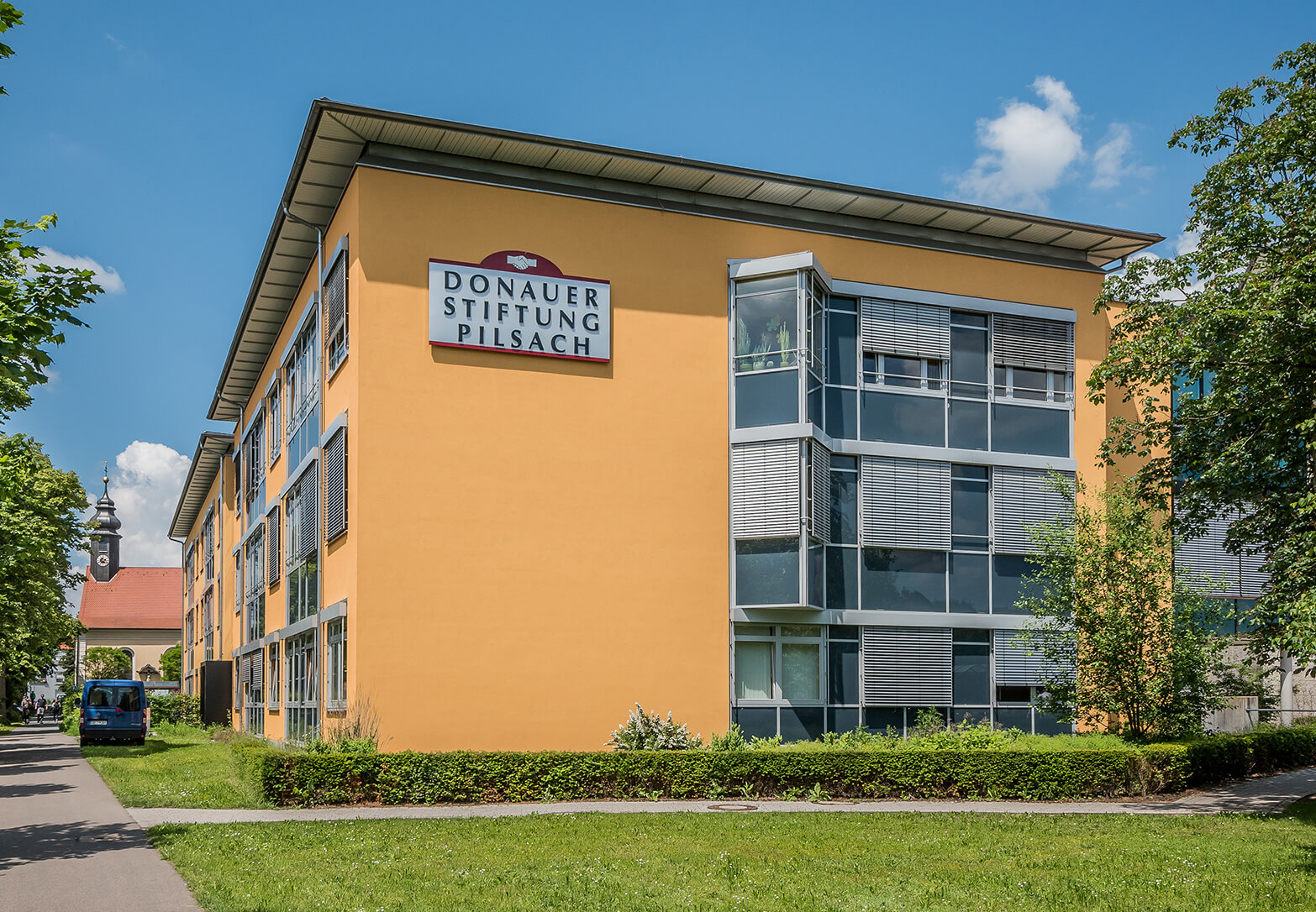 Donauer Stiftung Pilsach Gebäude von außen mit orangner Fassade