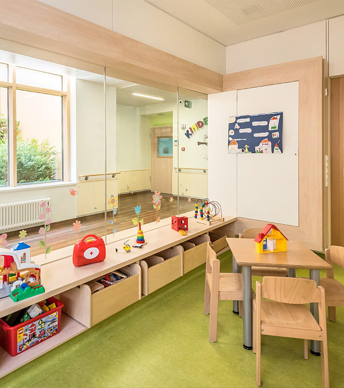 Blick ins Kinderwartezimmer mit Tischen und Spielzeug