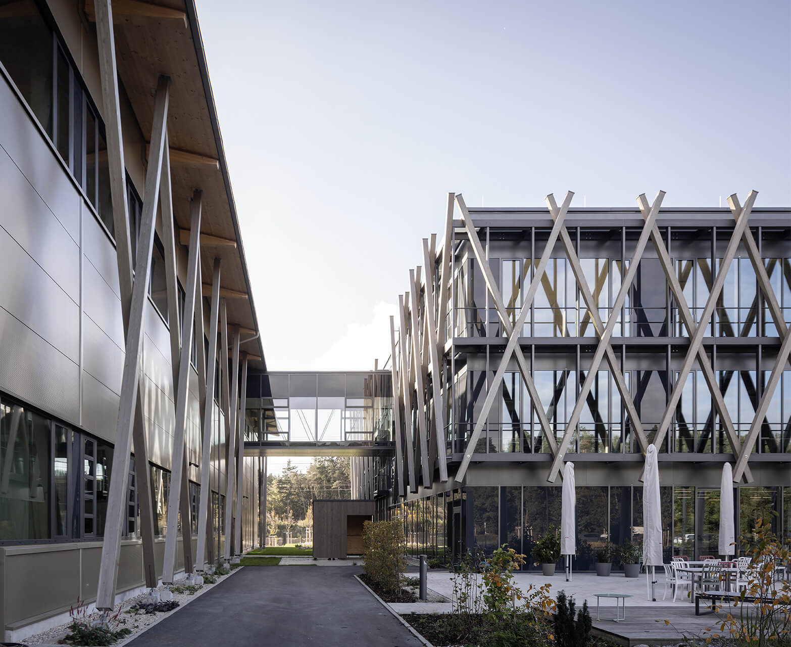 Verwaltungsgebäude mit überdachtem Übergang zum Logistikzentrum.