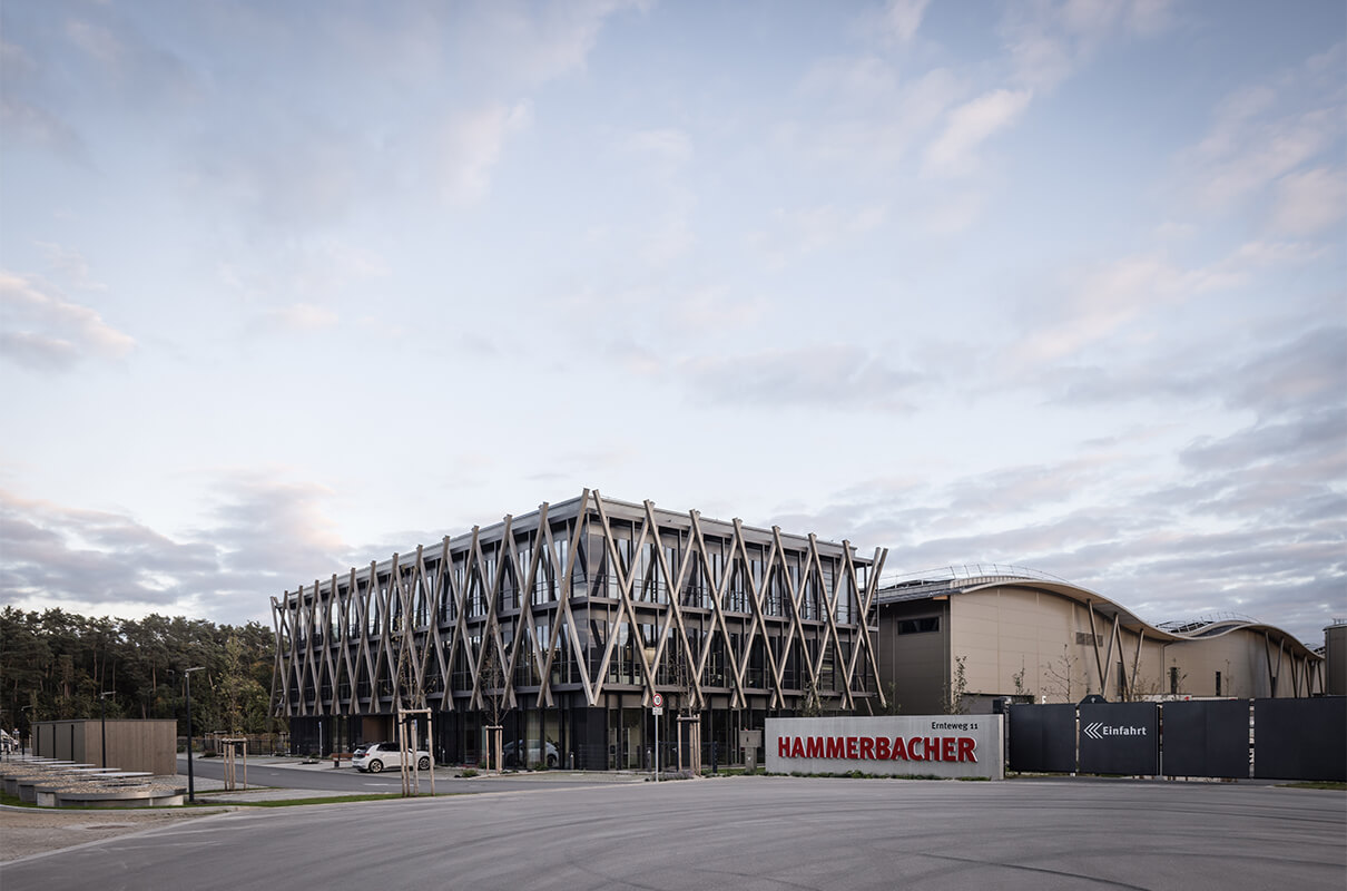 Einfahrt zum Parkplatz vor den Gebäude der Hammerbacher GmbH