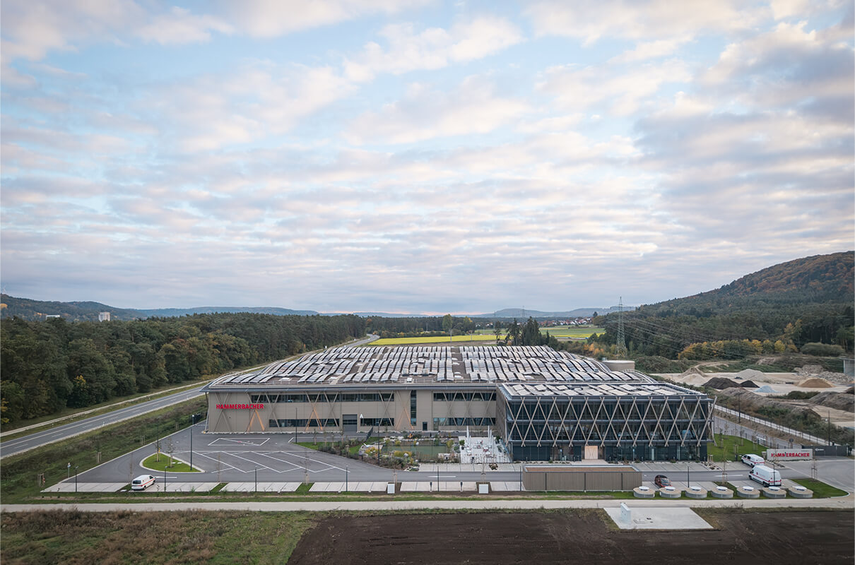 Luftbildaufnahme über das gesamte Areal und Gebäude der Hammerbacher GmbH