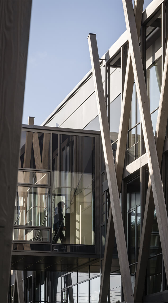 Übergang vom Logistikgebäude ins Verwaltungsgebäude über einen als Glaskubus gestalteten Verbindungsgang