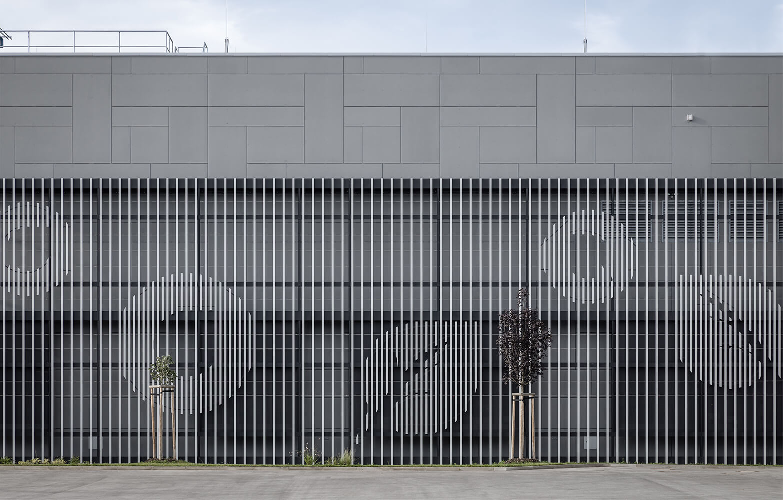 Bionorica Neumarkt i.d. Oberpfalz, Architektur Distler Architekten, Fotograf Rainer Taepper, Fassade mit vertikal angeordneten Vierkantalurohren