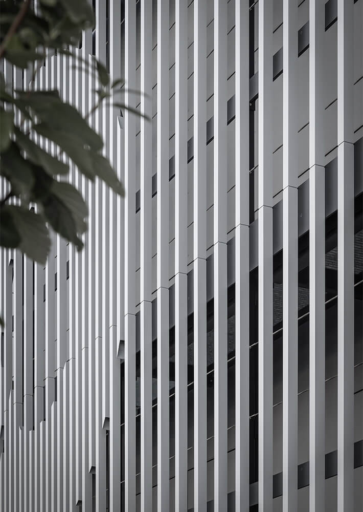 Bionorica Neumarkt i.d. Oberpfalz, Architektur Distler Architekten, Fotograf Rainer Taepper, Fassade mit vertikal angeordneten Vierkantalurohren