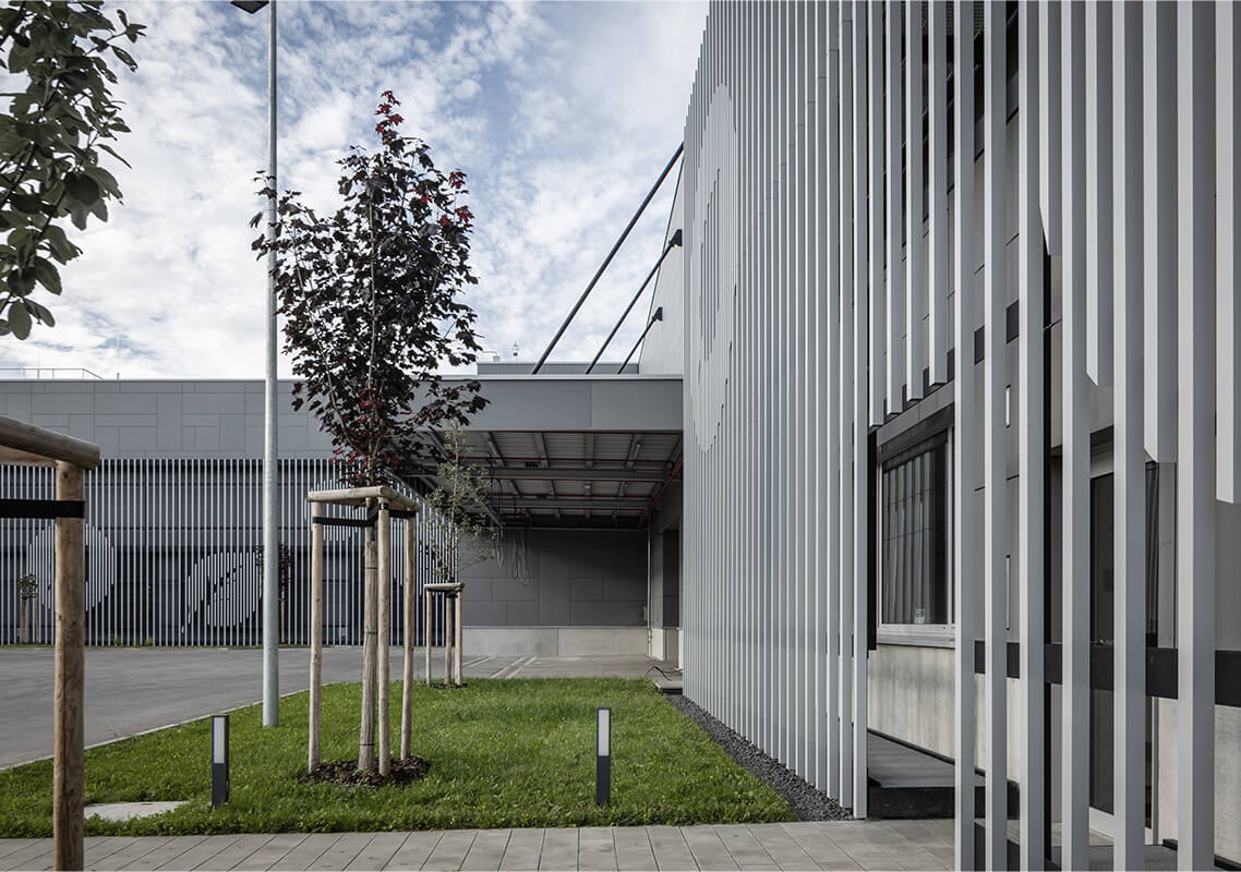 Bionorica Neumarkt i.d. Oberpfalz, Architektur Distler Architekten, Fotograf Rainer Taepper, Fassade mit vertikal angeordneten Vierkantalurohren